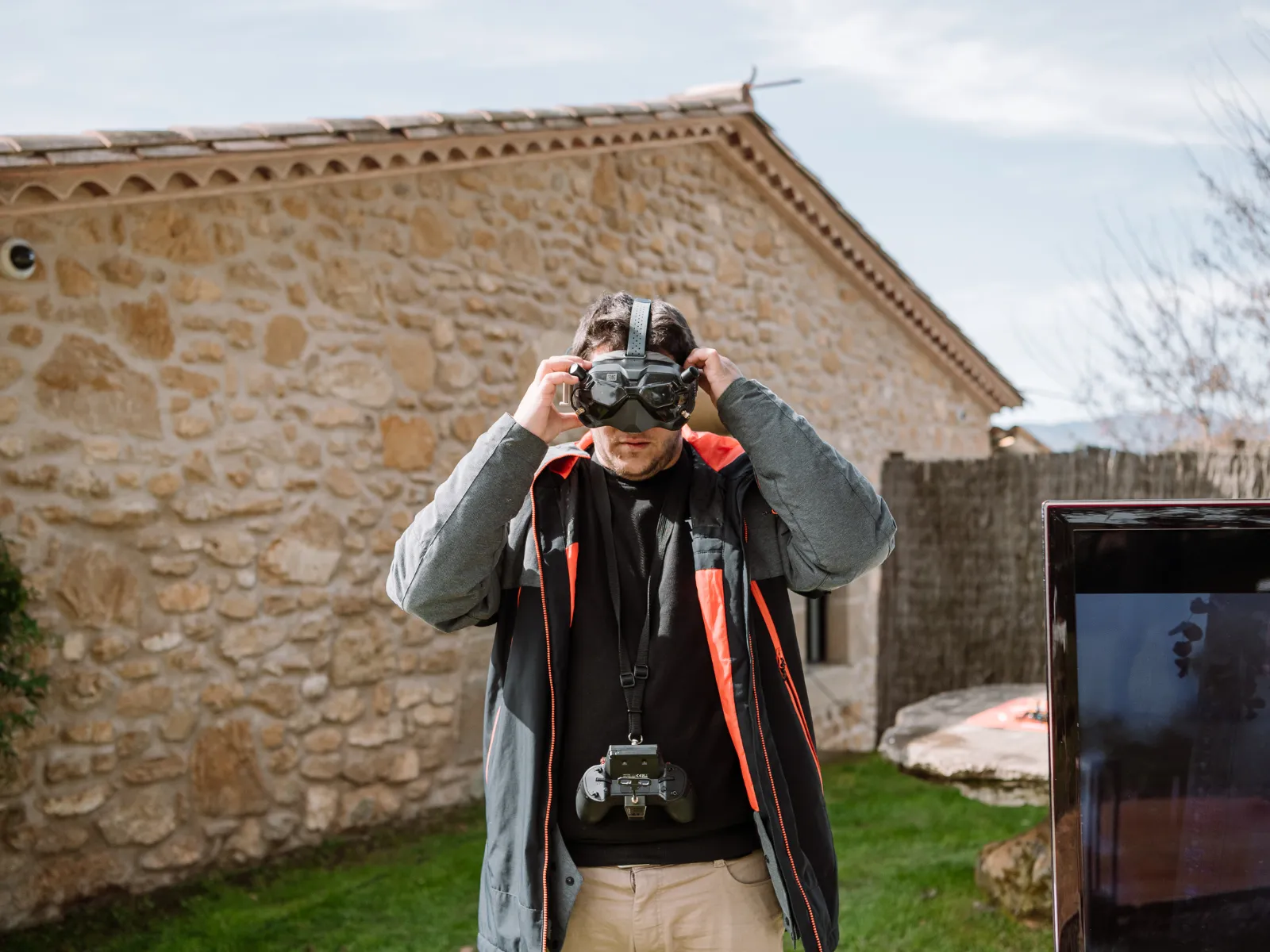 Piloto de TopFly Drone preparando una operación aérea profesional integrada en un proyecto audiovisual