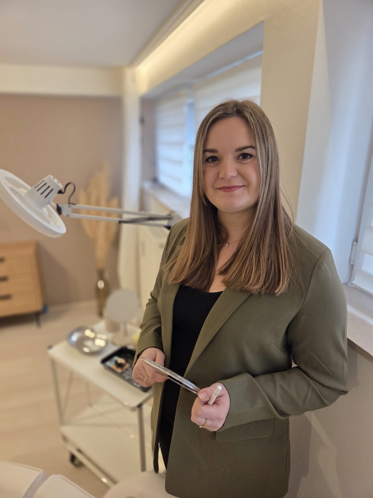 A woman with mirror in her hand
