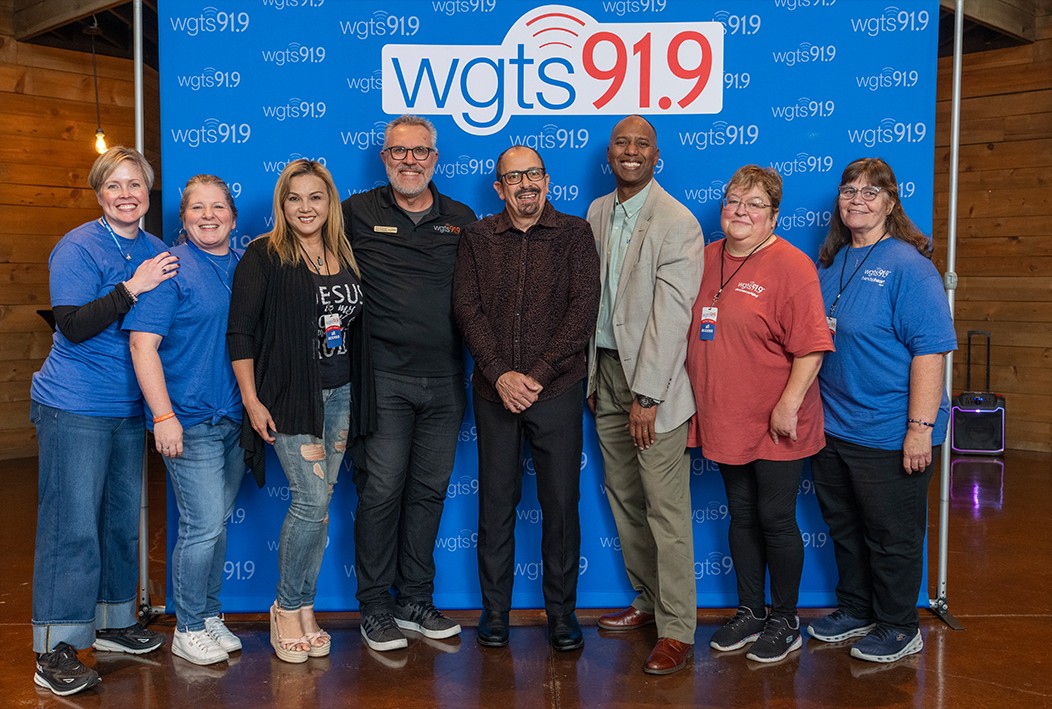 Group photo with Nazareth and event participants after a live comedy performance