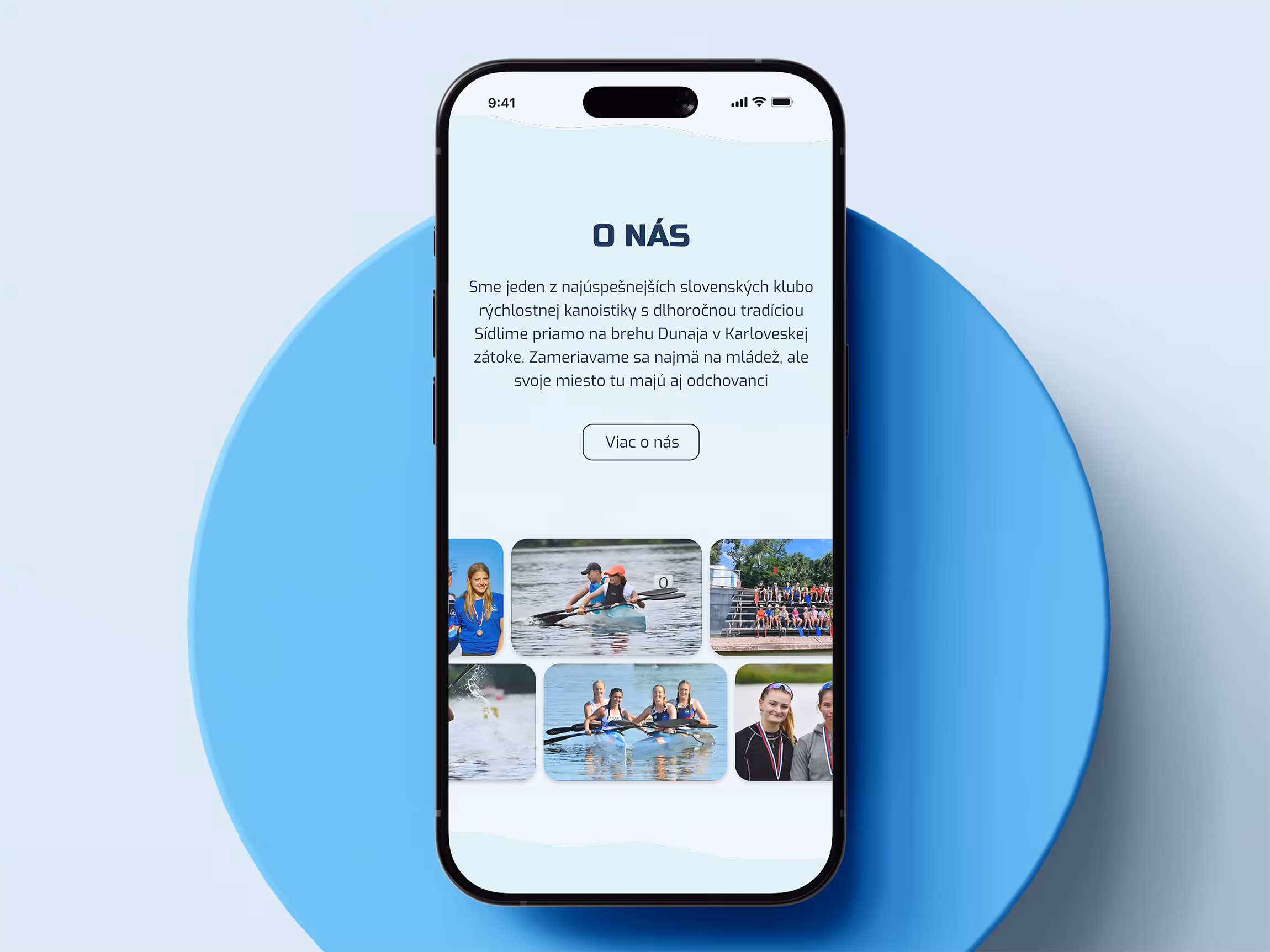 Mobilná obrazovka so sekciou O nás klubu rýchlostnej kanoistiky s textom o tradícii a fotografiami kanoistov na vode.