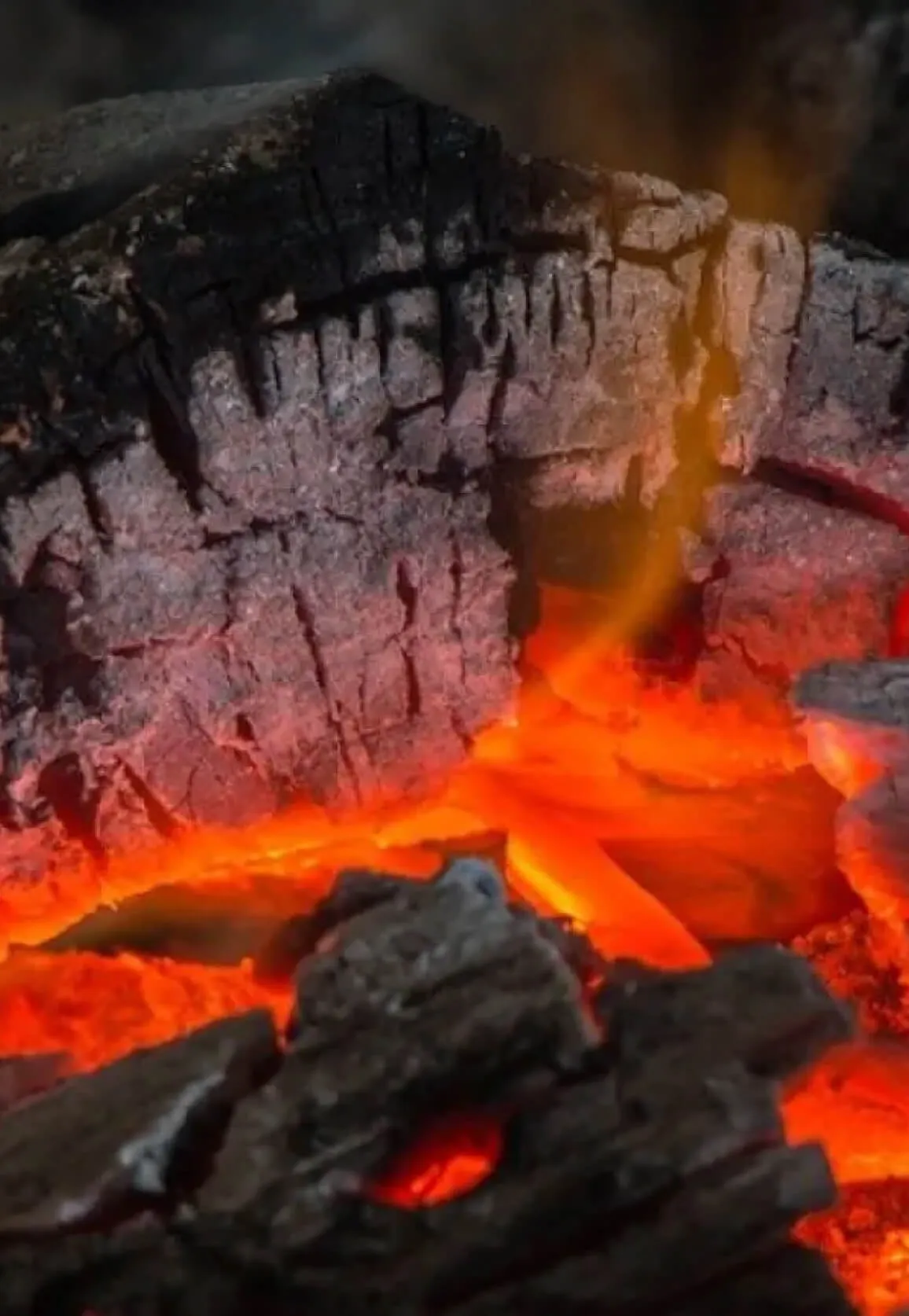 Un primer plano de brasas en una cocina de leña de encina.