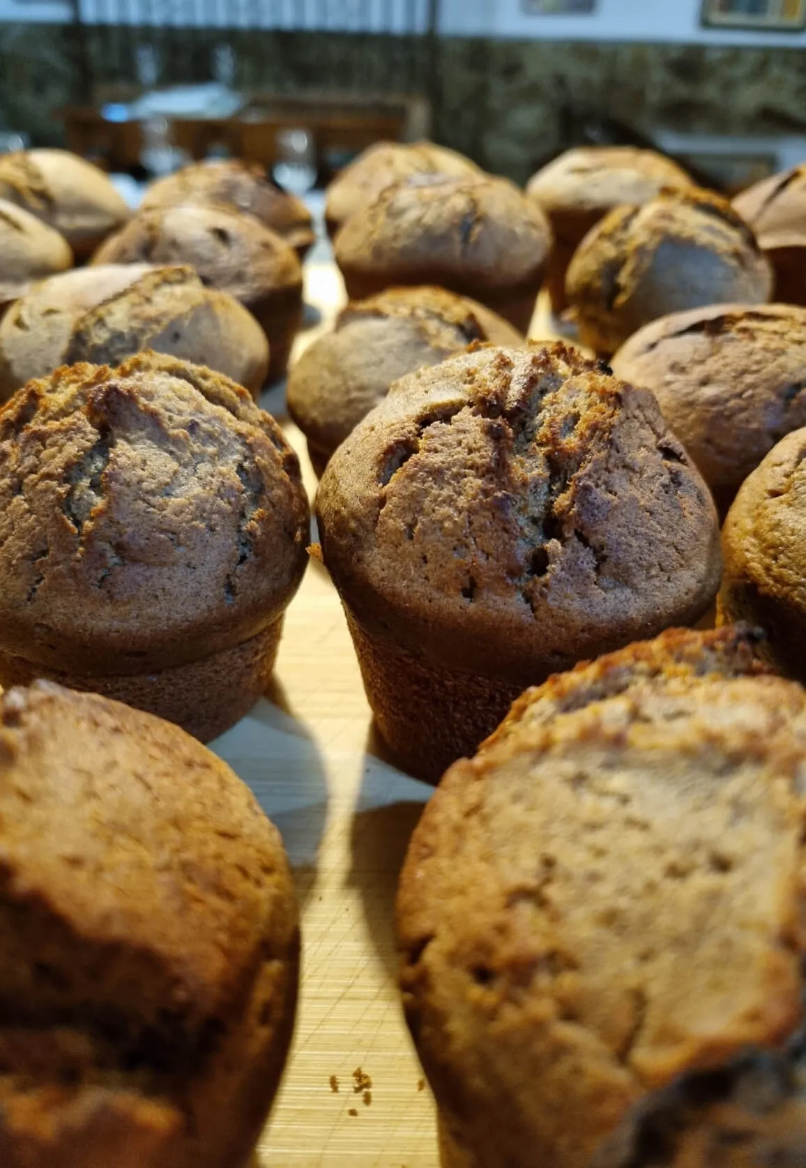 Un primer plano de un montón de sticky toffee pudding sobre una mesa.