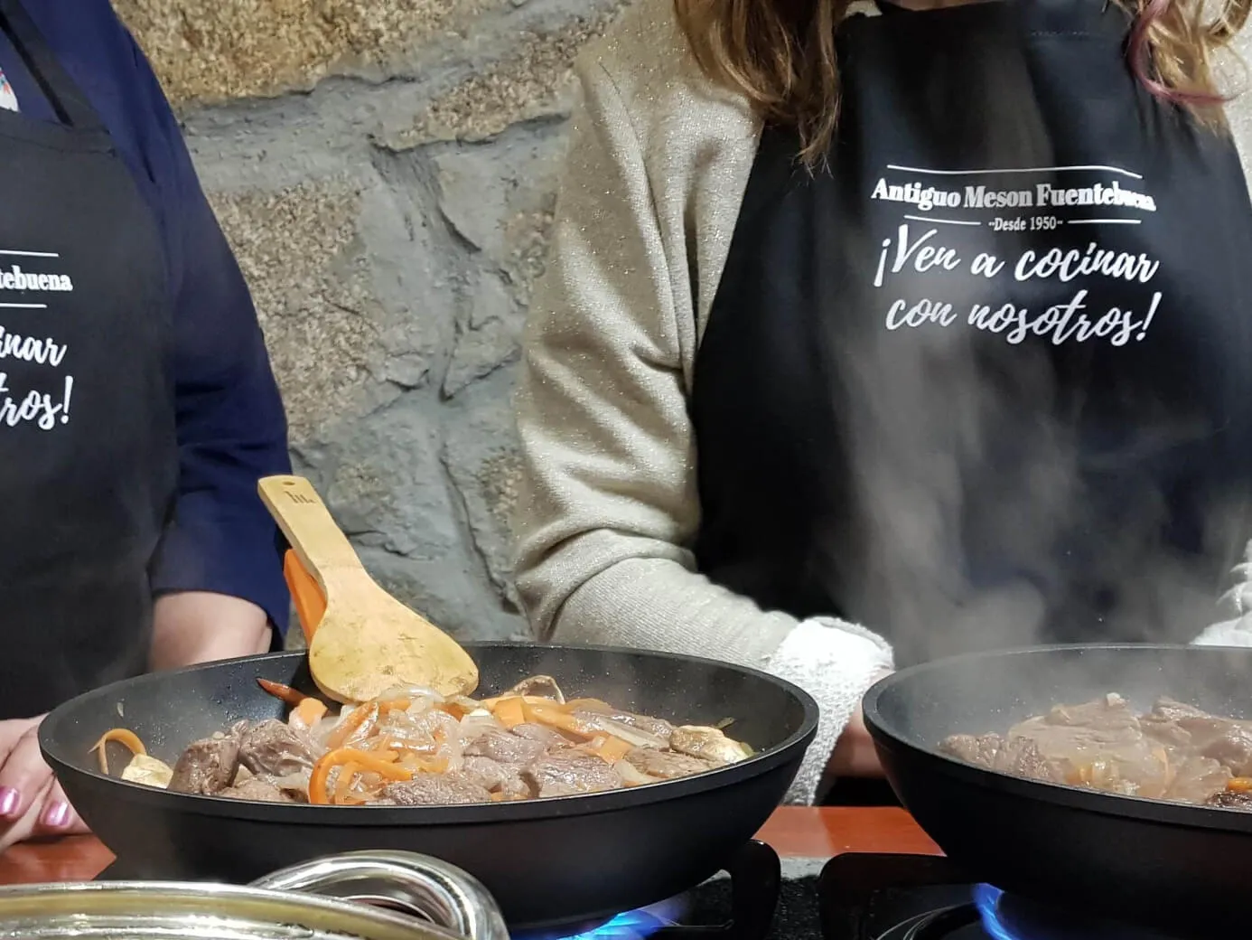 Alumnos preparando recetas con sus propias manos en nuestro taller de cocina en Fuentebuena de Béjar.