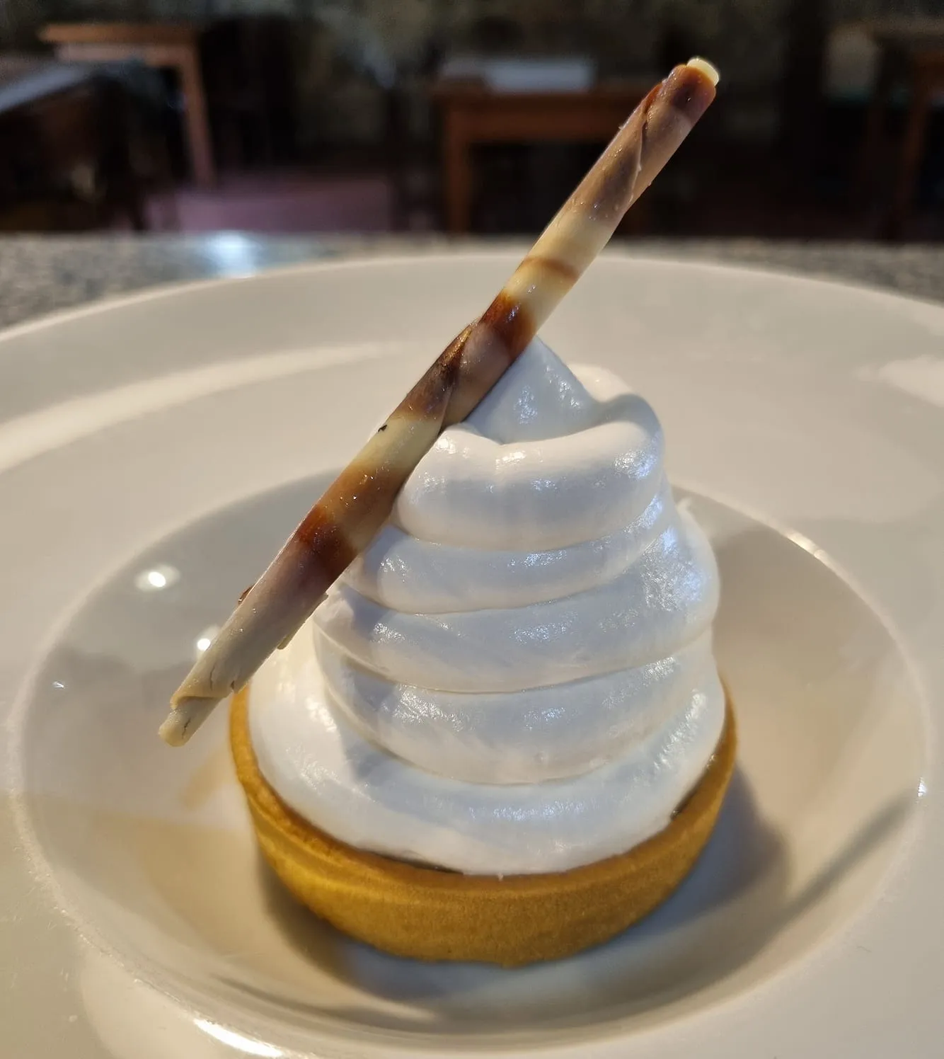 postre de limón y merengue: equilibrio entre dulce y cítrico.