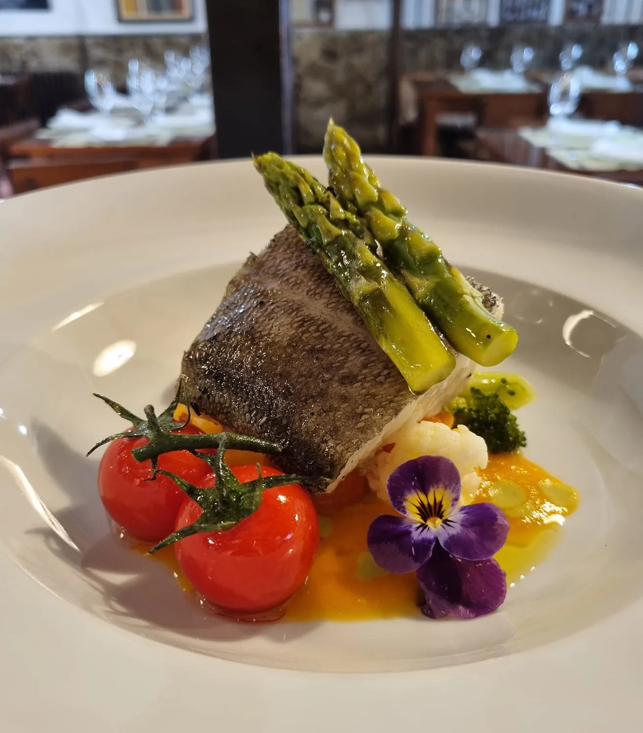Lomos de bacalao a la brasa cocinados en su punto perfecto de jugosidad.