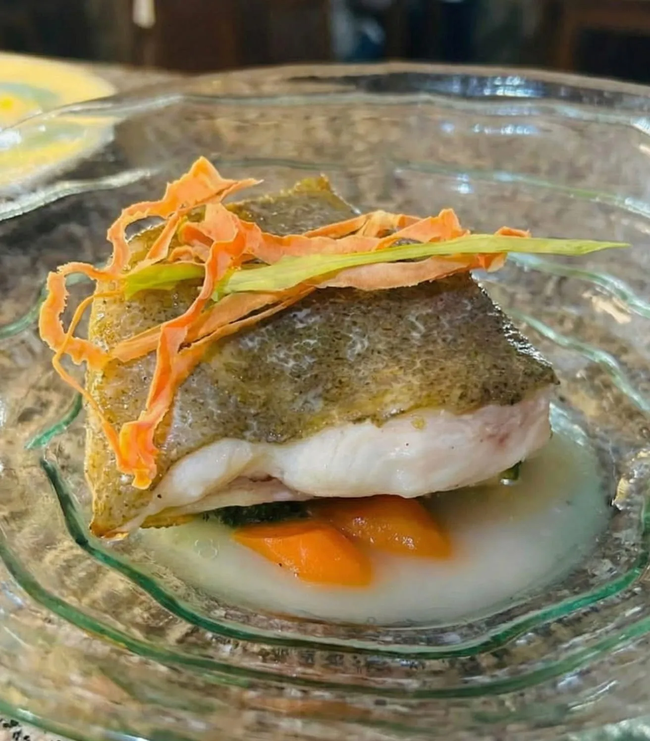 Rodaballo fresco preparado a la brasa: pescado de calidad cocinado al la brasa.