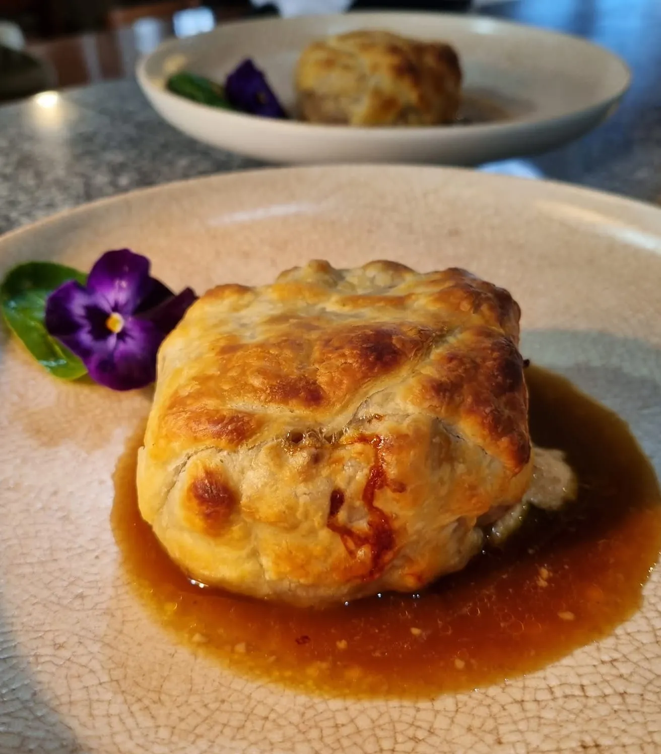 Hojaldre crujiente relleno de manitas de cerdo deshuesadas: cocina tradicional con un toque moderno.