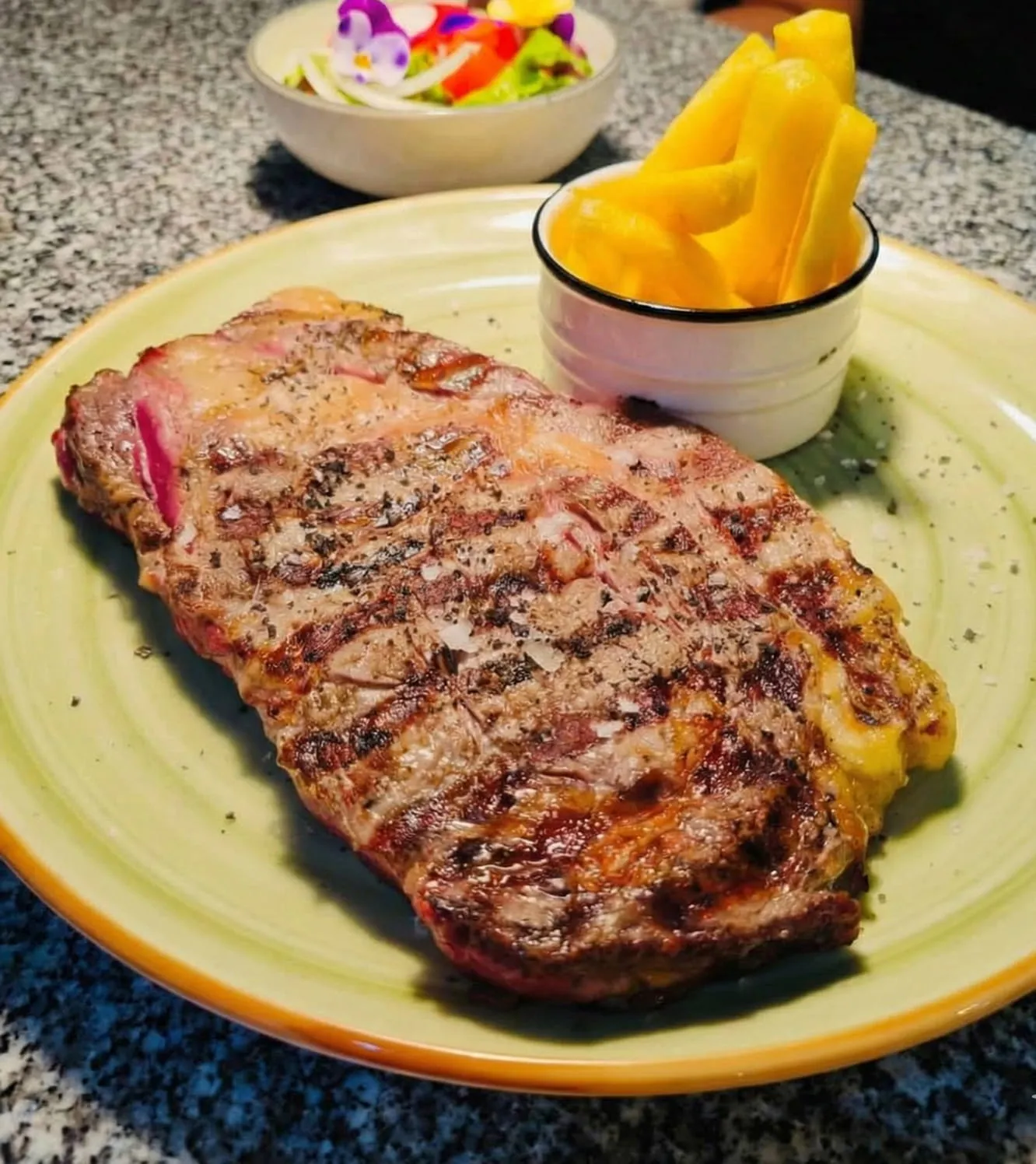 Chuletón de ternera de Salamanca a la brasa: carne roja premium al punto.