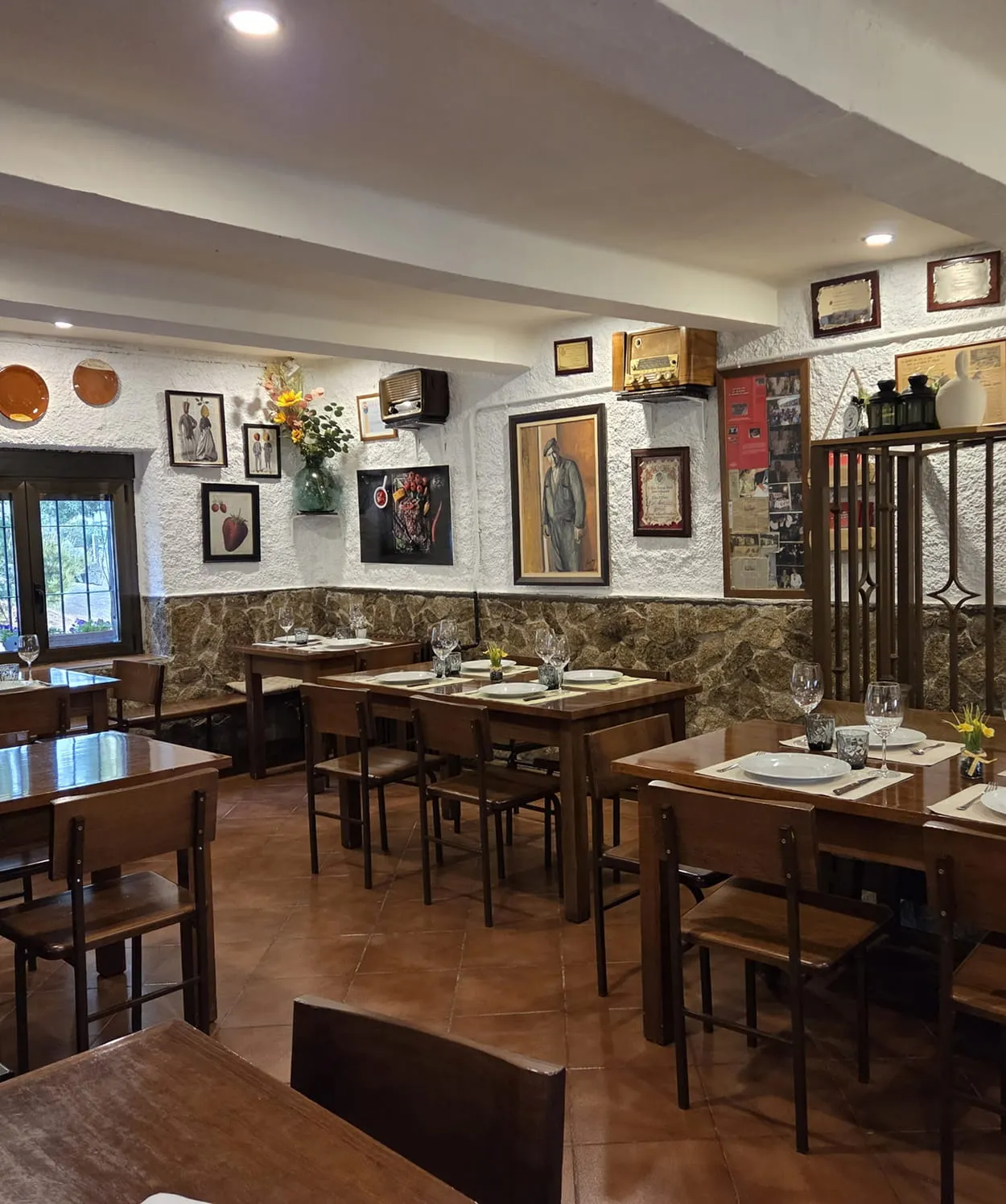 Amplio comedor interior cerca de Béjar, ideal para comidas familiares, celebraciones y reuniones de empresa en un entorno tranquilo.