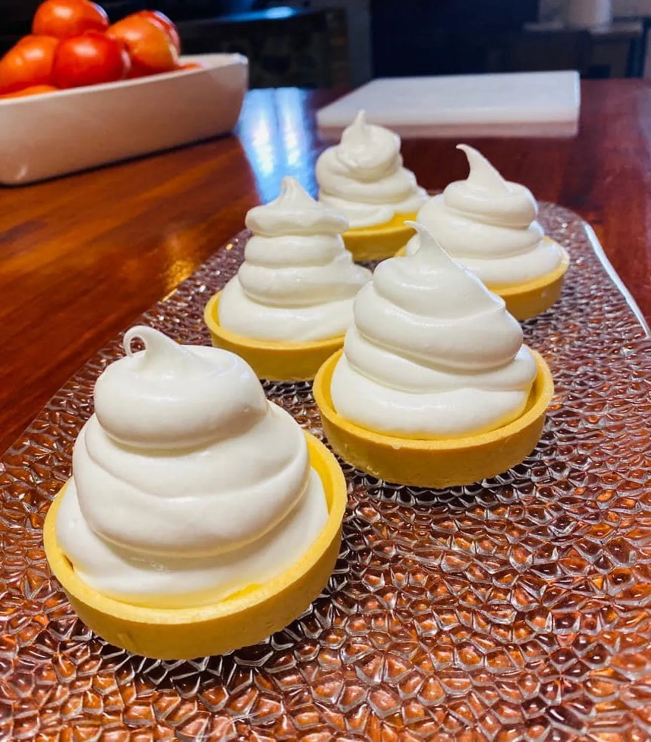 Tartaleta casera de crema de limón con copete de merengue tostado.