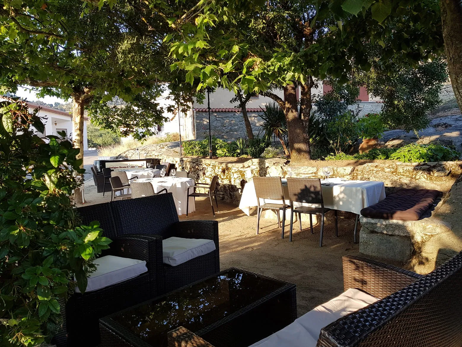 Entorno natural del Antiguo Mesón Fuentebuena: comer al aire libre en la Ruta de la Plata.