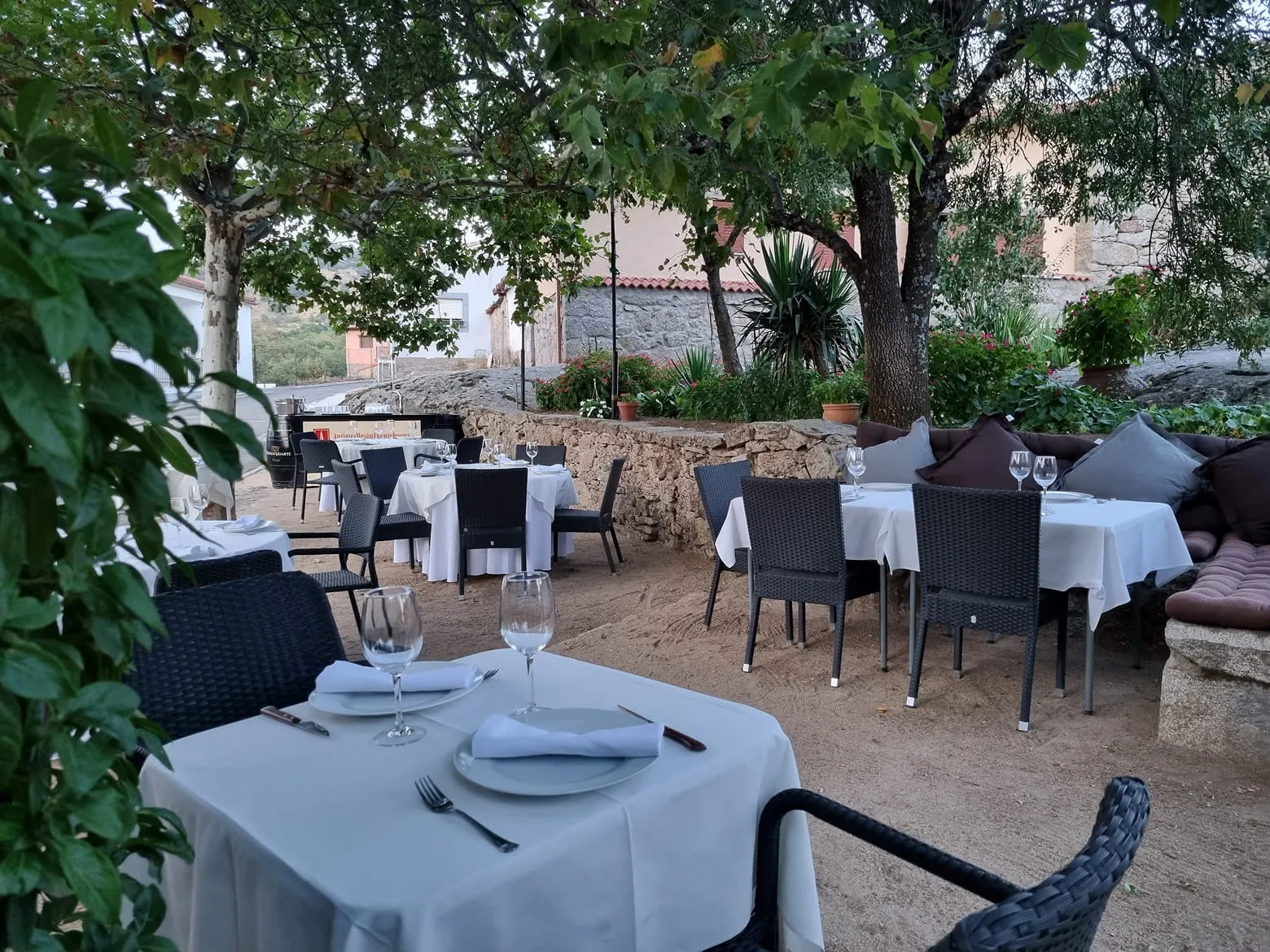 Restaurante con jardín al aire libre cerca de Béjar y Candelario, ideal para comidas familiares.