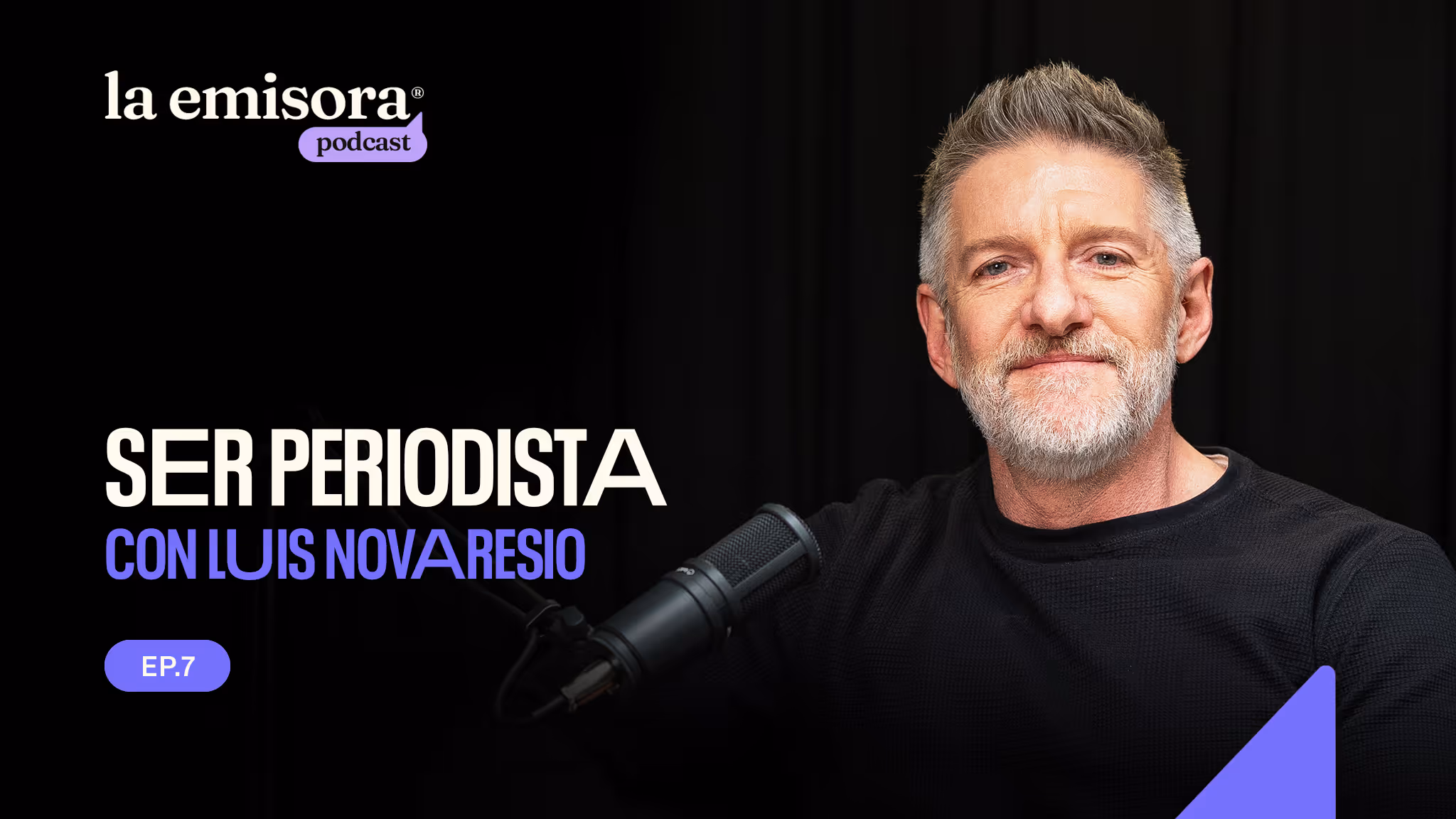 Retrato de Luis Novaresio con micrófono, en un fondo negro, promocionando el podcast 'Ser periodista'.