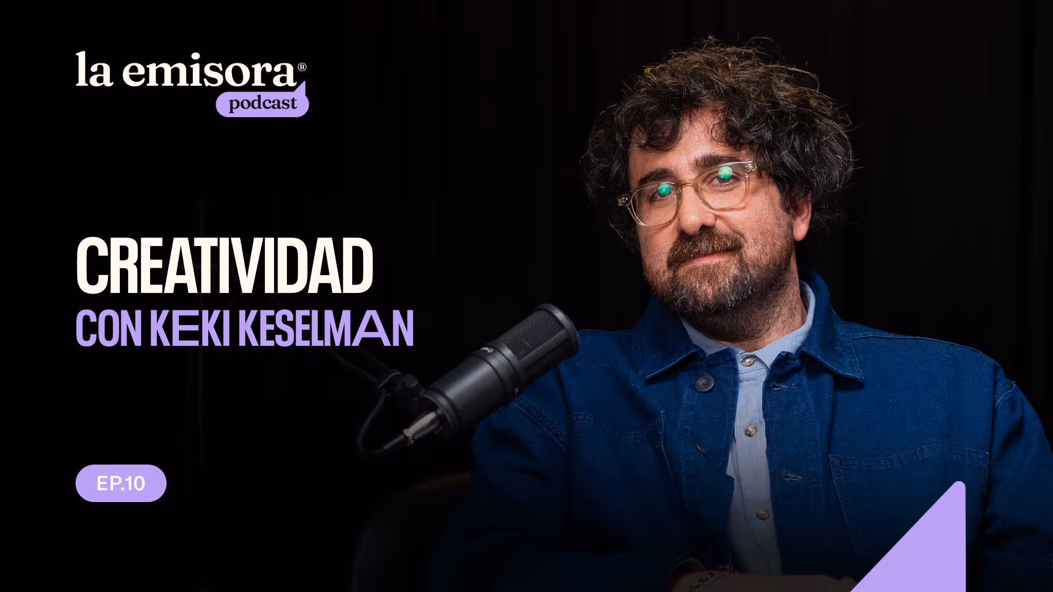 Hombre con gafas y chaqueta azul frente a un micrófono en fondo negro, texto 'Creatividad con Keki Keselman' para podcast La Emisora.