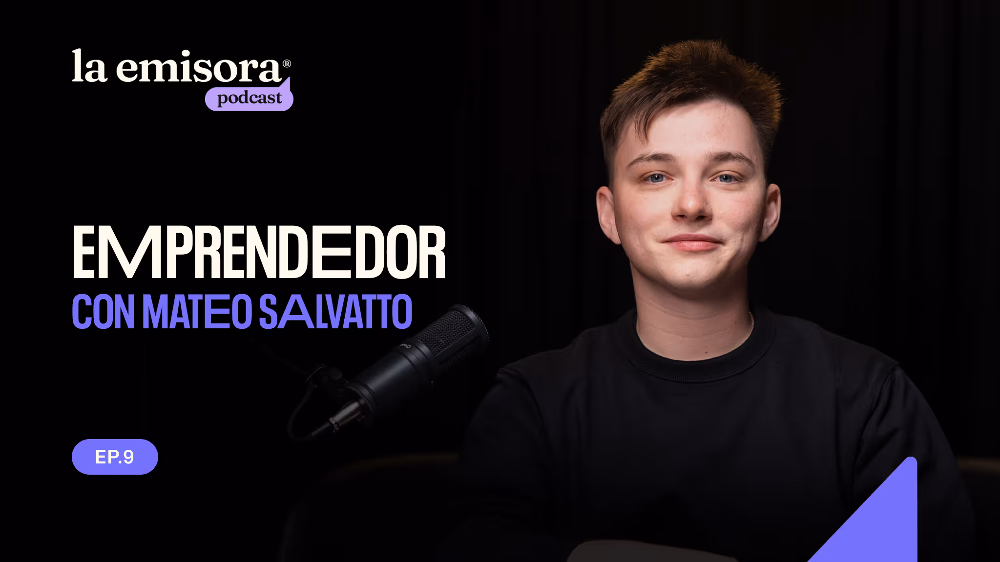 Joven con camiseta negra frente a micrófono en estudio oscuro para podcast 'Emprendedor con Mateo Salvatto'.