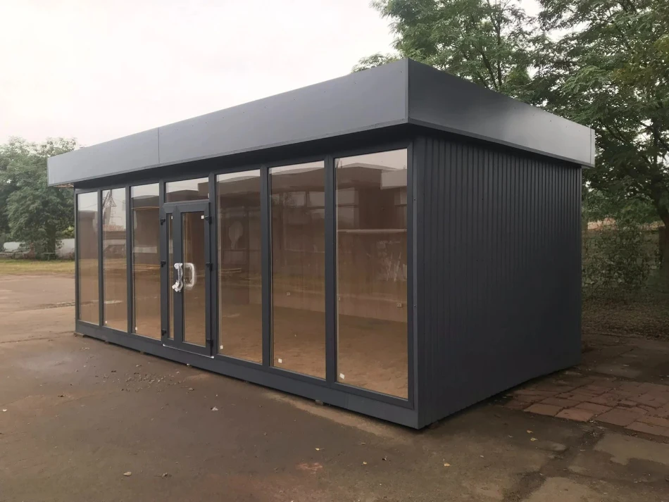 5. Зупинка громадського транспорту з вбудованим торговим кіоском