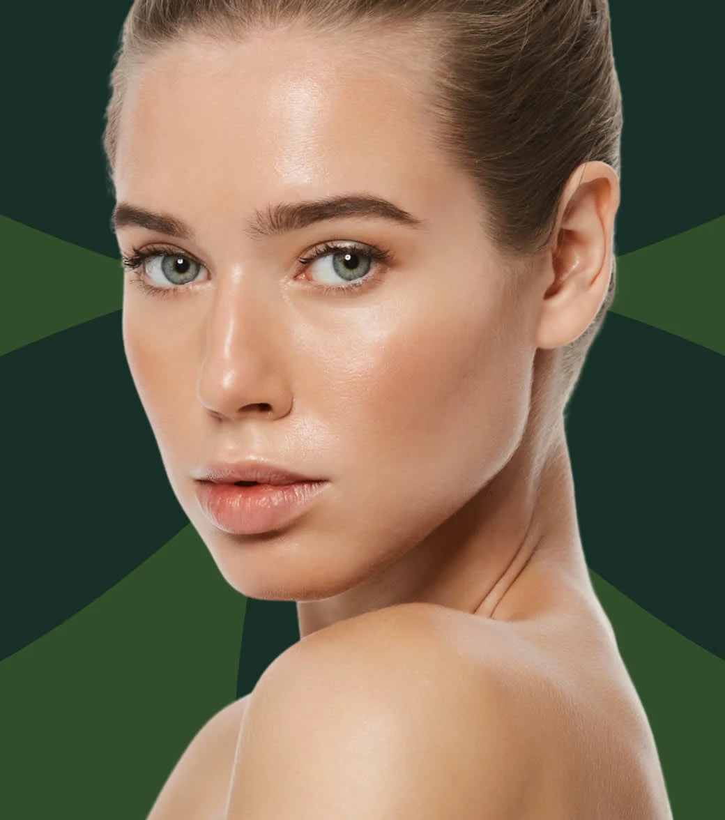 Portret de femeie cu ten curat și luminos după proceduri profesionale de cosmetologie