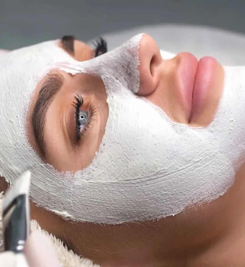 Procedură cosmetică facială cu mască profesională aplicată într-un salon de estetică