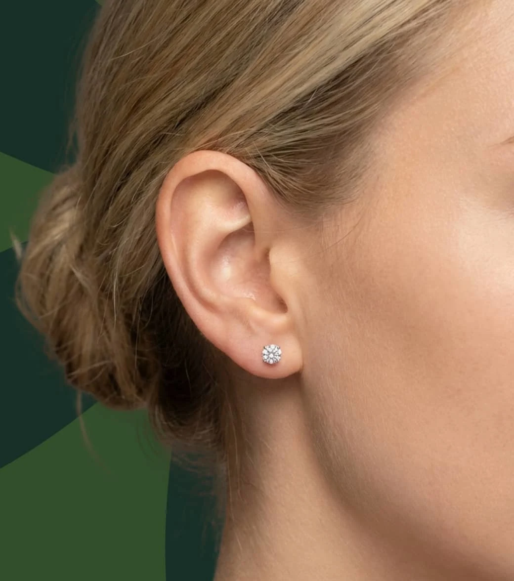 Procedură profesională de găurire a urechilor în clinică estetică