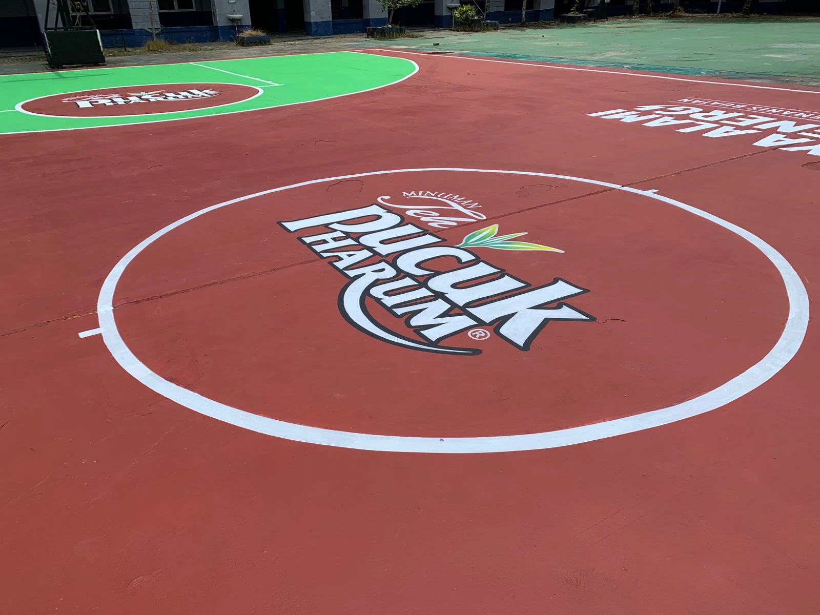 Lapangan Basket SMA Negeri 1 Samarinda dengan sponsor teh pucuk