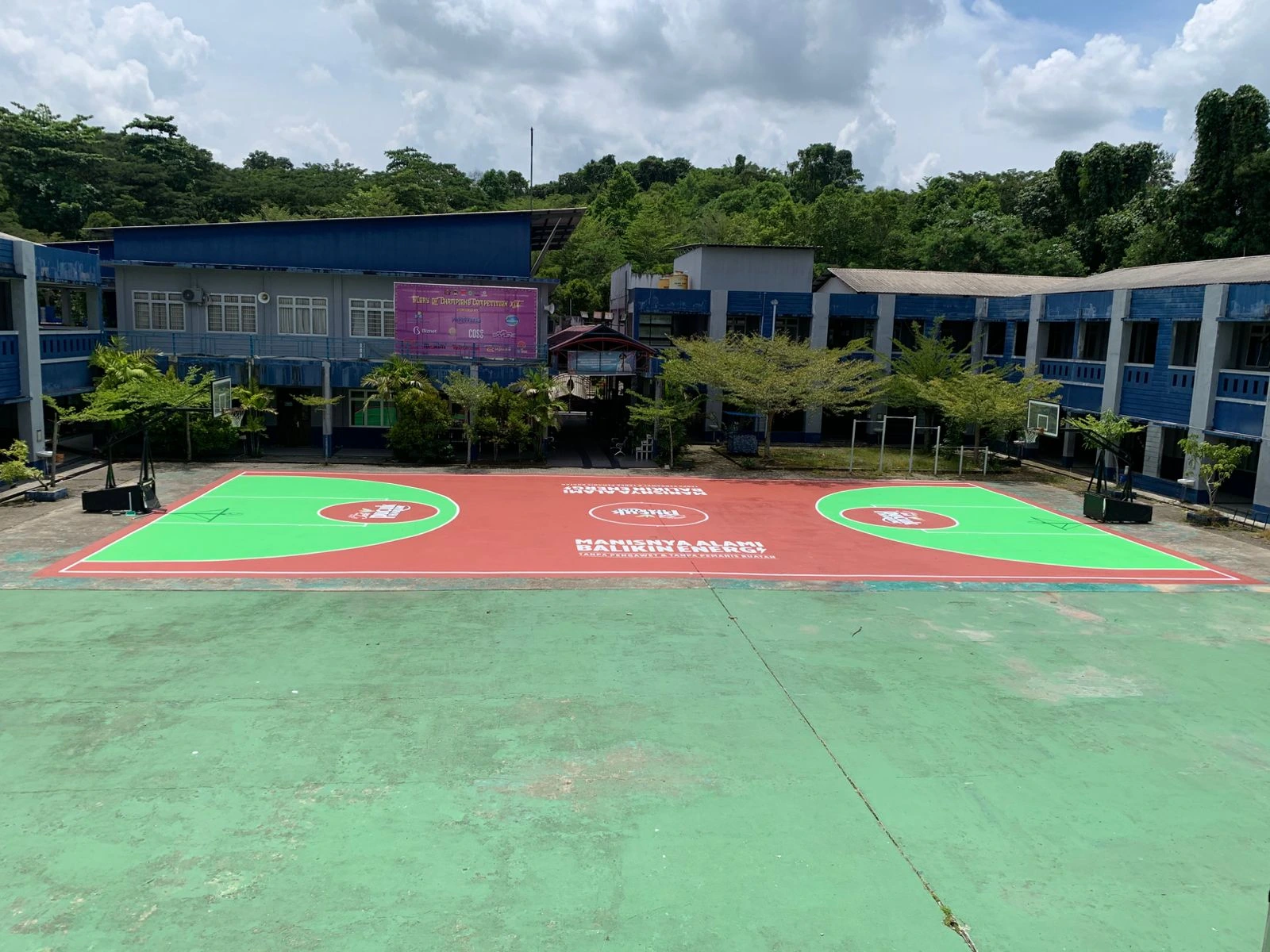 Lapangan Basket SMA Negeri 1 Samarinda dengan sponsor teh pucuk