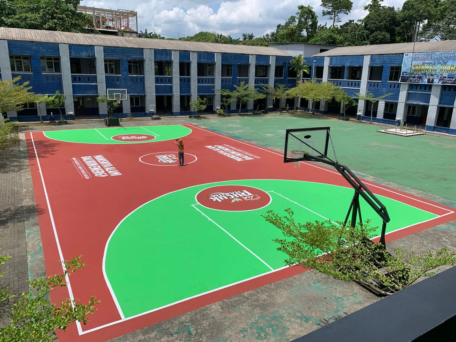 Lapangan Basket SMA Negeri 1 Samarinda dengan sponsor teh pucuk