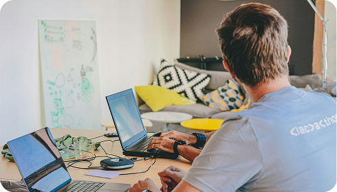 Digital Friendz Team Mitarbeiter bei der Arbeit am Laptop im Büro Wetter