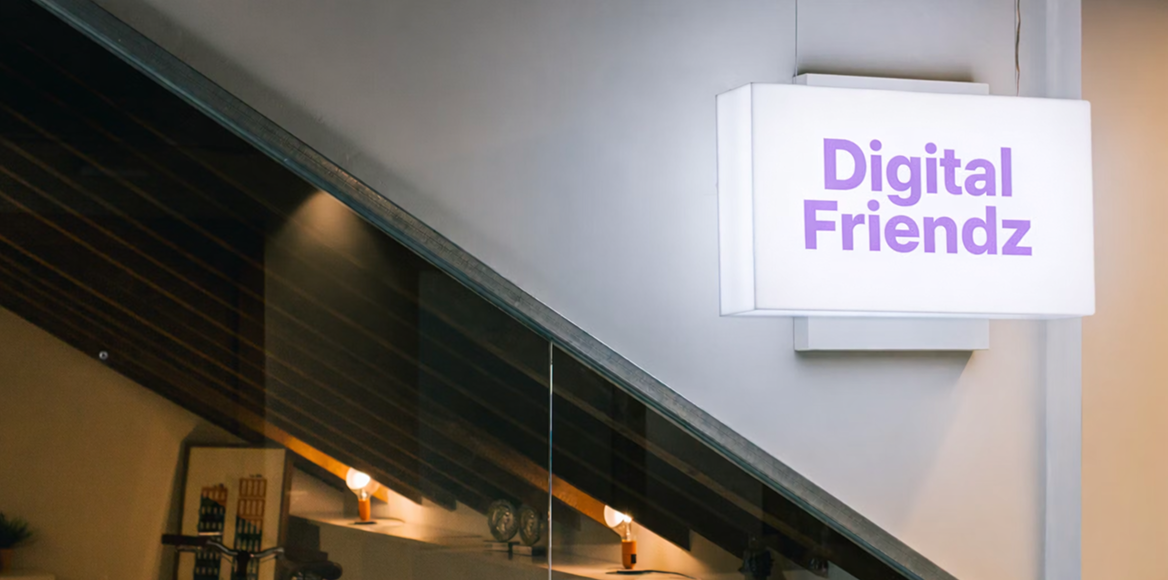 Digital Friendz Büro in Wetter mit Neonschild und modernem Arbeitsplatz