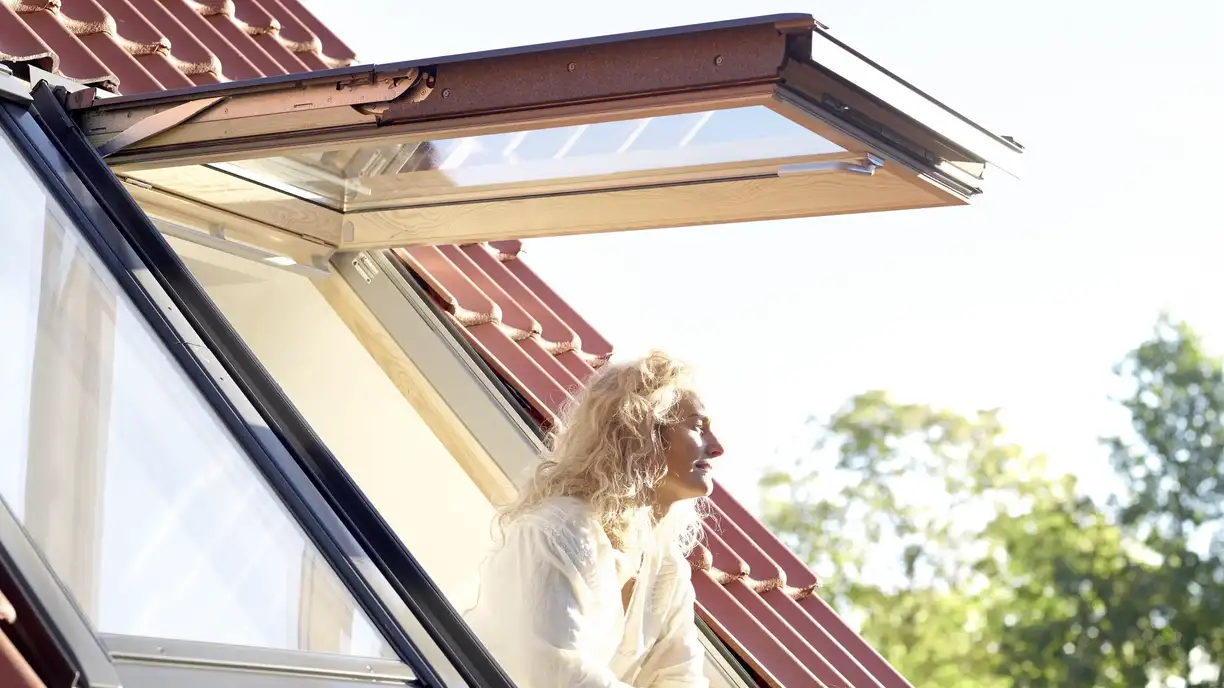 Výklopně-kyvné střešní okno VELUX pohledem ze střechy. Součást podkrovní rekonstrukce.