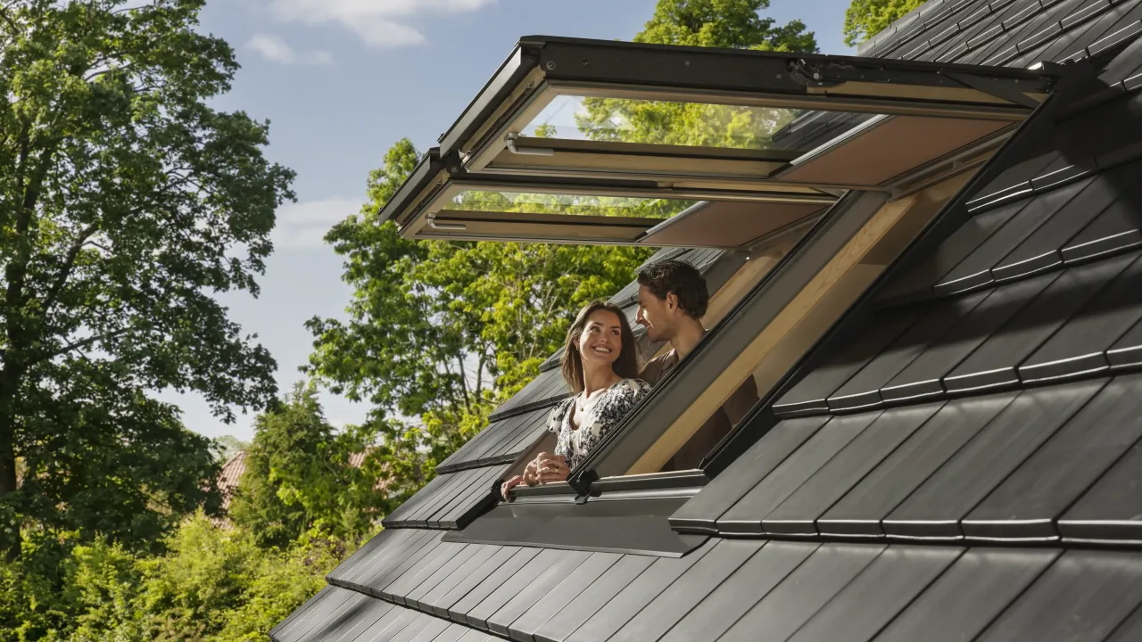 Dvojice výklopně-kyvných střešních oken VELUX pohledem z exteriéru. Produkt značky VELUX v nabídce firmy.