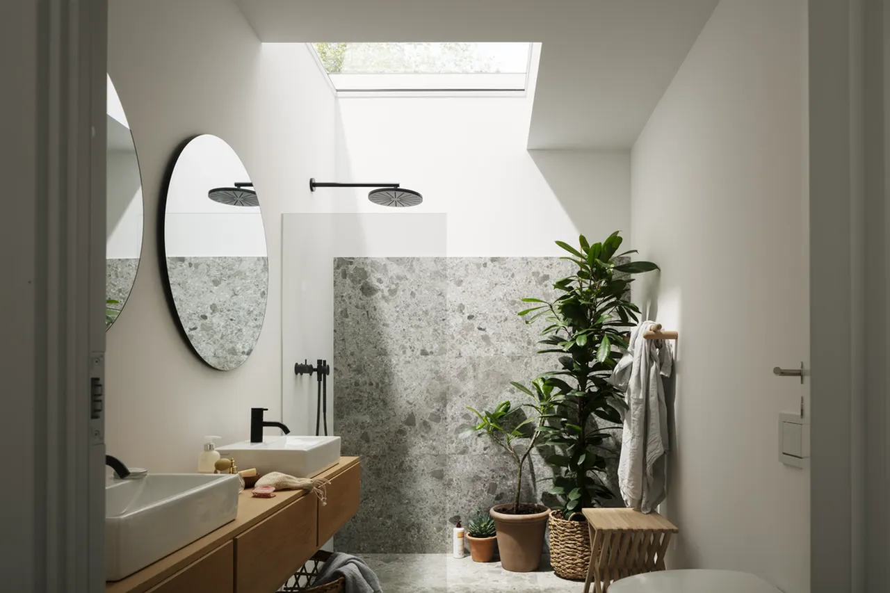 Střešní světlík VELUX nad podkrovní koupelnou. Řešení pro prosvětlení podkroví. Instalace prováděná proškoleným technikem.