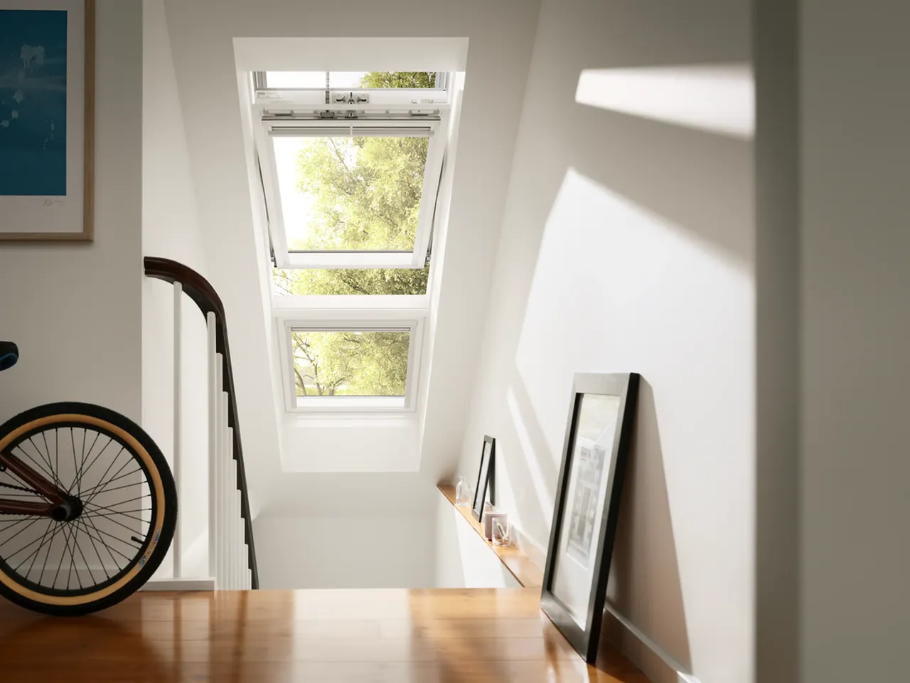 Fixní doplňkové střešní okno VELUX bez možnosti otevírání. Součást podkrovní rekonstrukce.