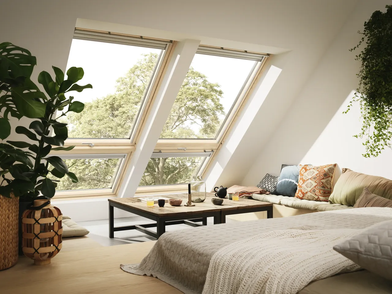 Fixní střešní okno VELUX v šikmé sestavě. Produkt značky VELUX v nabídce firmy. Součást podkrovní rekonstrukce.