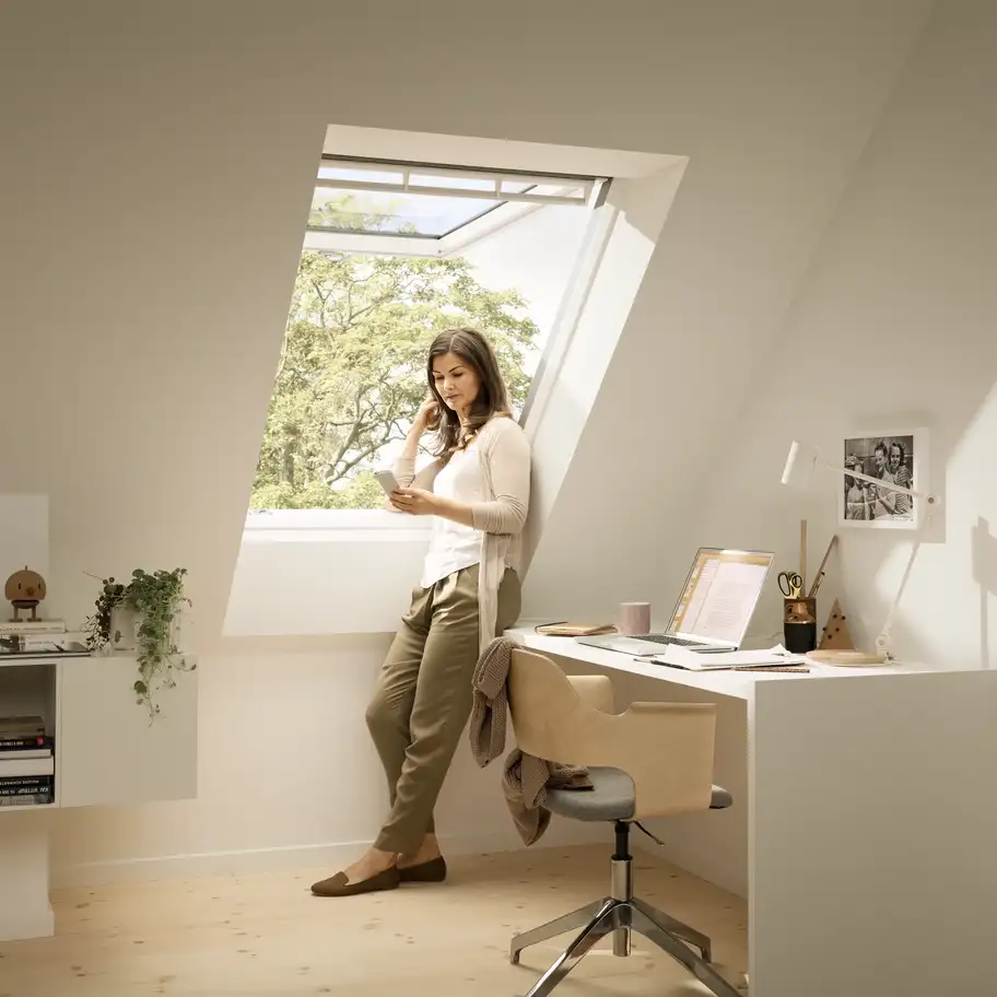 Pohled zdola na otevřené výklopně-kyvné střešní okno VELUX. Instalace prováděná proškoleným technikem.
