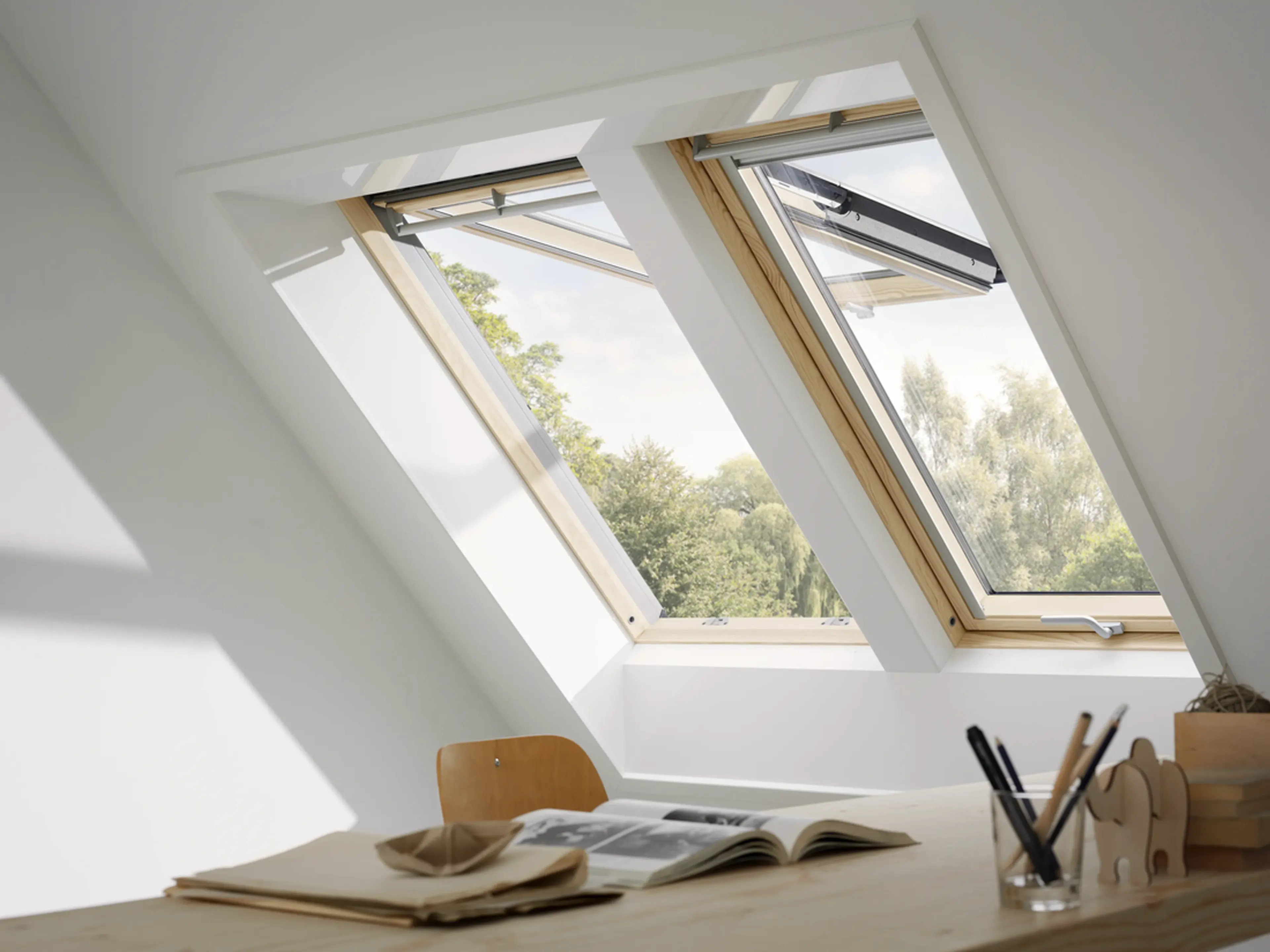 Interiérový pohled na kliku a madlo výklopně-kyvného okna VELUX. Řešení pro prosvětlení podkroví.