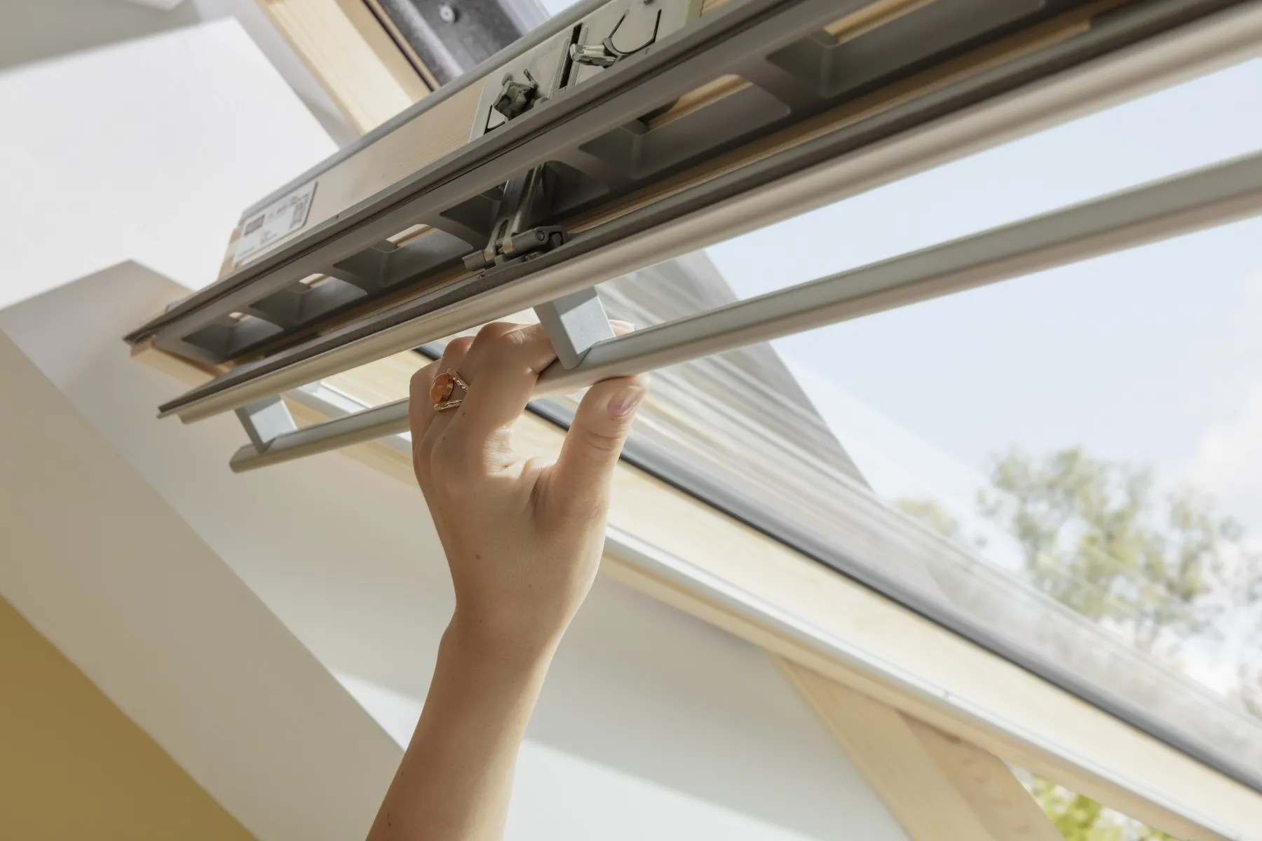 Horní madlo výklopně-kyvného střešního okna VELUX. Produkt značky VELUX v nabídce firmy.
