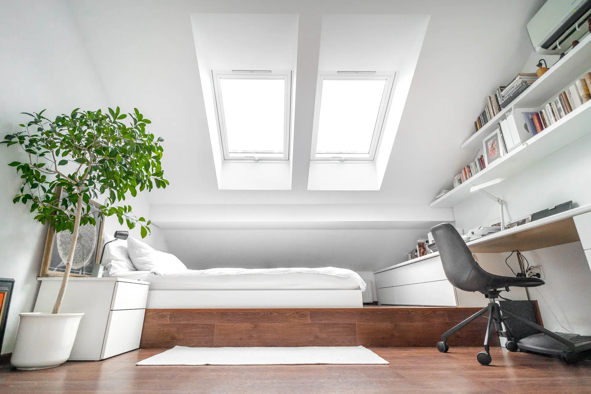 Interiérový pohled na kyvná střešní okna VELUX. Instalace prováděná proškoleným technikem.