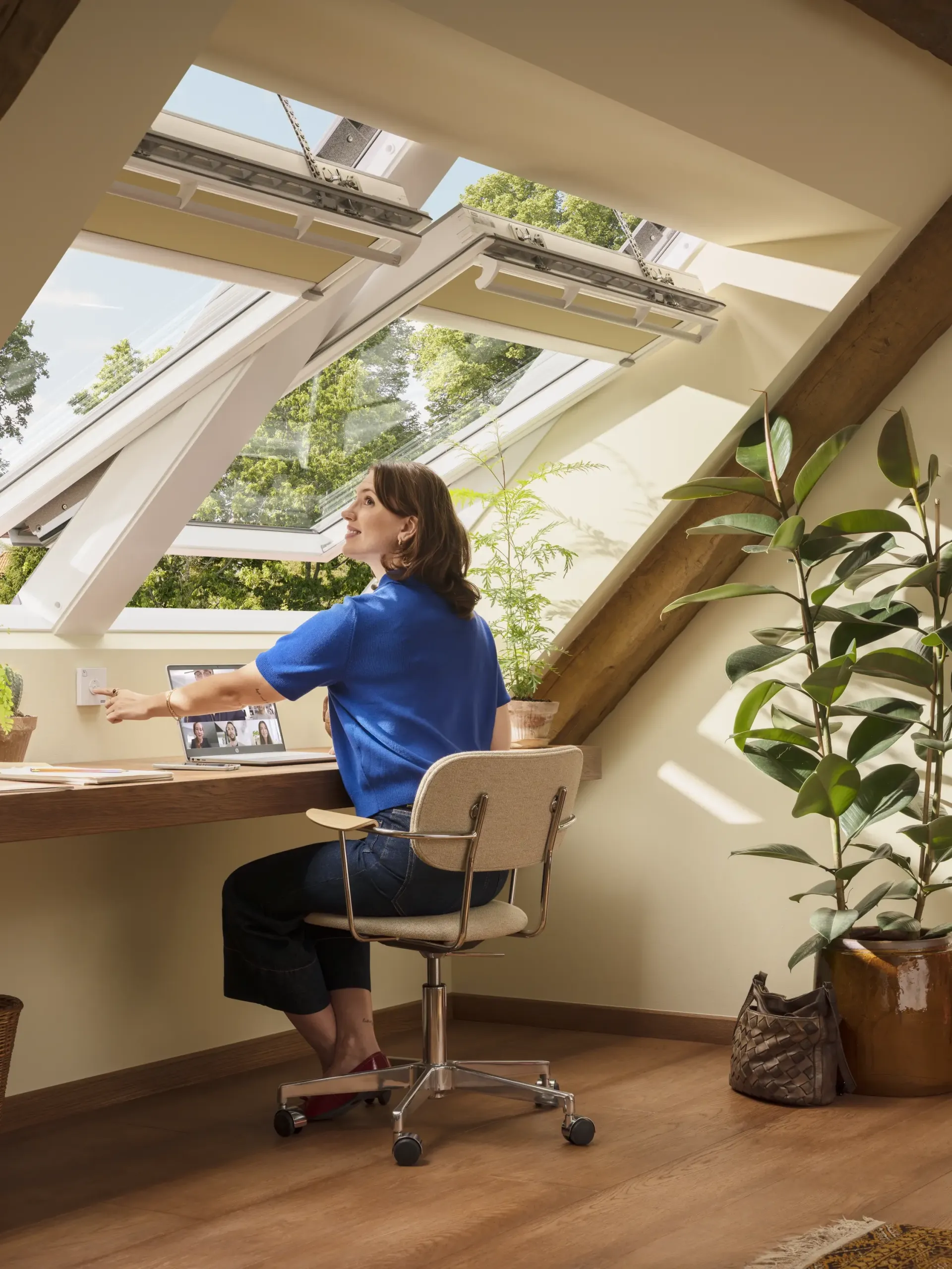 Kyvné střešní okno VELUX s dálkovým elektrickým ovládáním. Řešení pro prosvětlení podkroví.