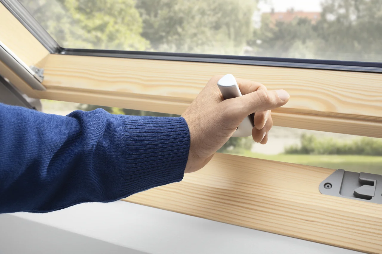 Detail spodní ovládací kliky střešního okna VELUX. Produkt značky VELUX v nabídce firmy.