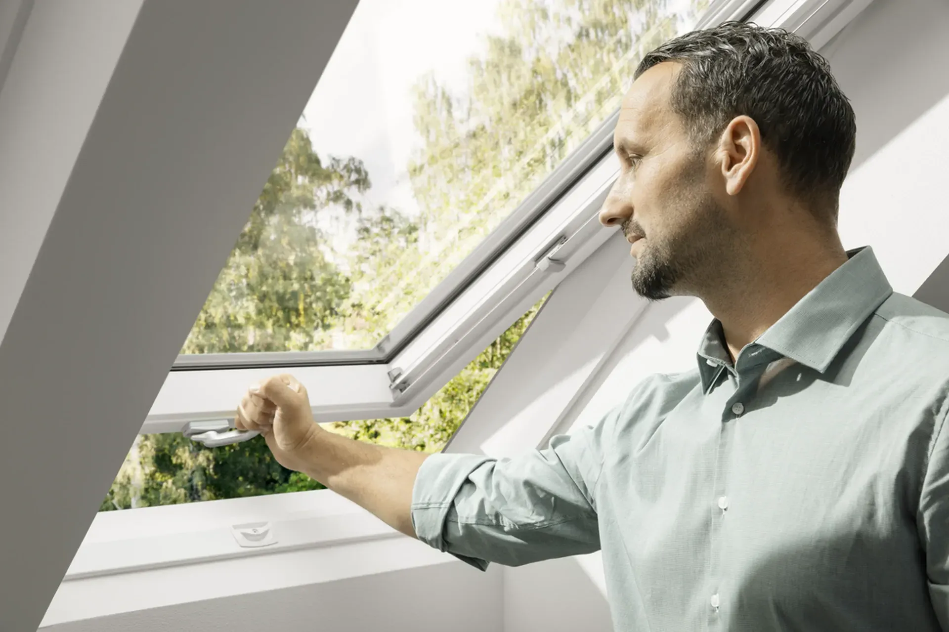Kyvné střešní okno VELUX se spodní ovládací klikou. Instalace prováděná proškoleným technikem.