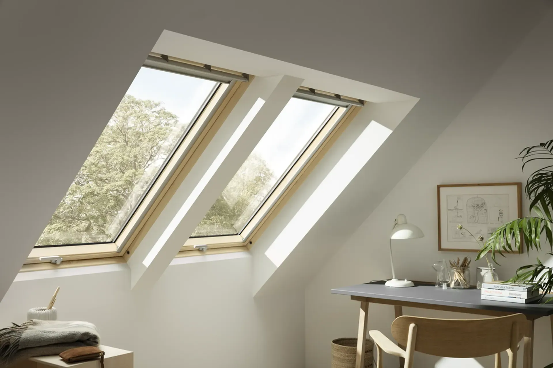 Dvojice střešních oken VELUX se spodní ovládací klikou. Řešení pro prosvětlení podkroví.