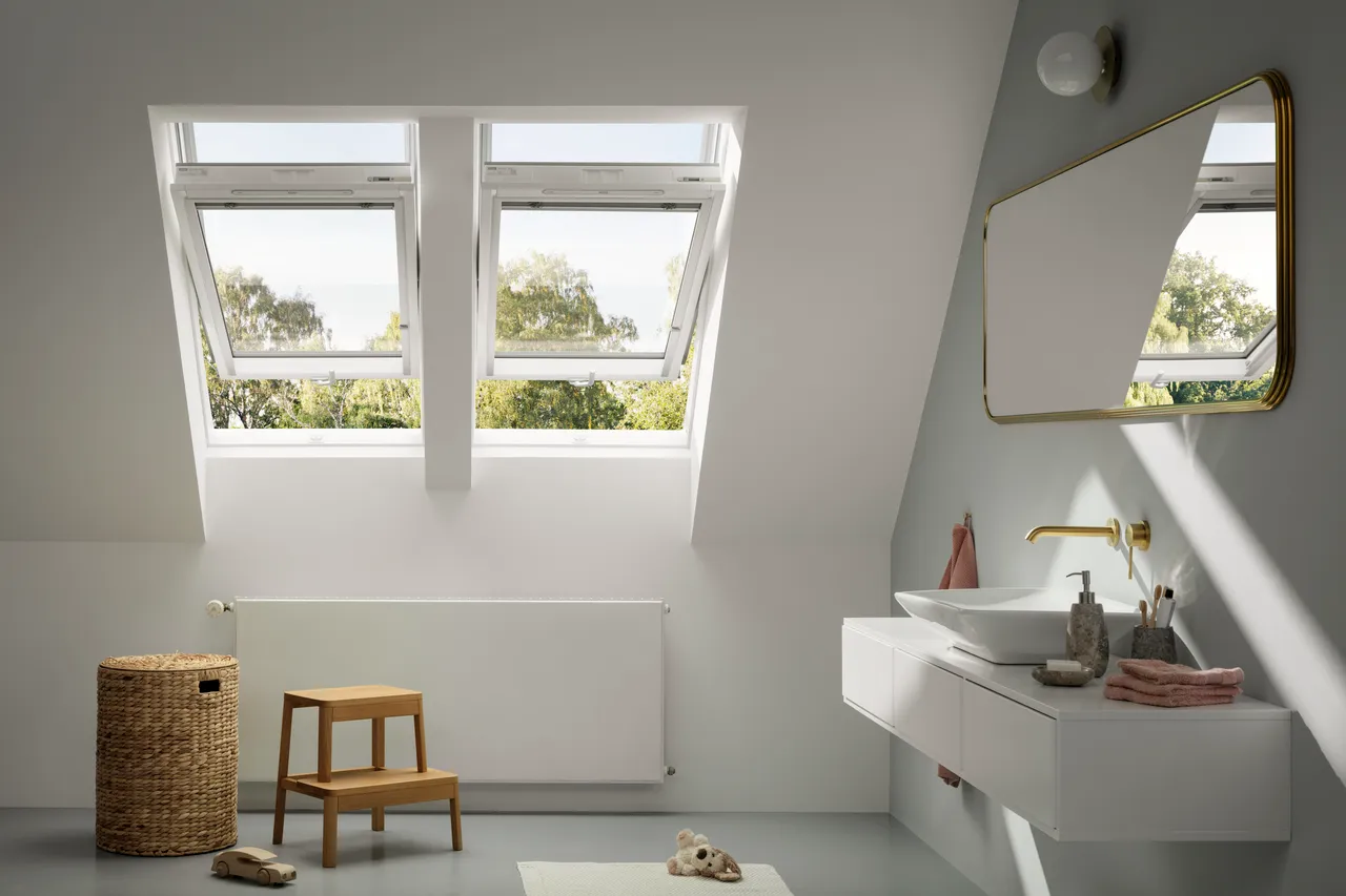 Kyvné střešní okno VELUX nad podkrovní koupelnou. Součást podkrovní rekonstrukce.