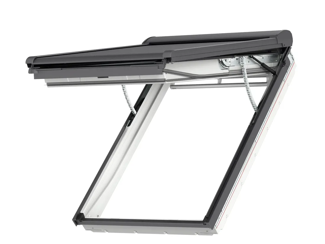Dálkově ovládané výklopně-kyvné okno VELUX, pohled zvenku. Instalace prováděná proškoleným technikem.