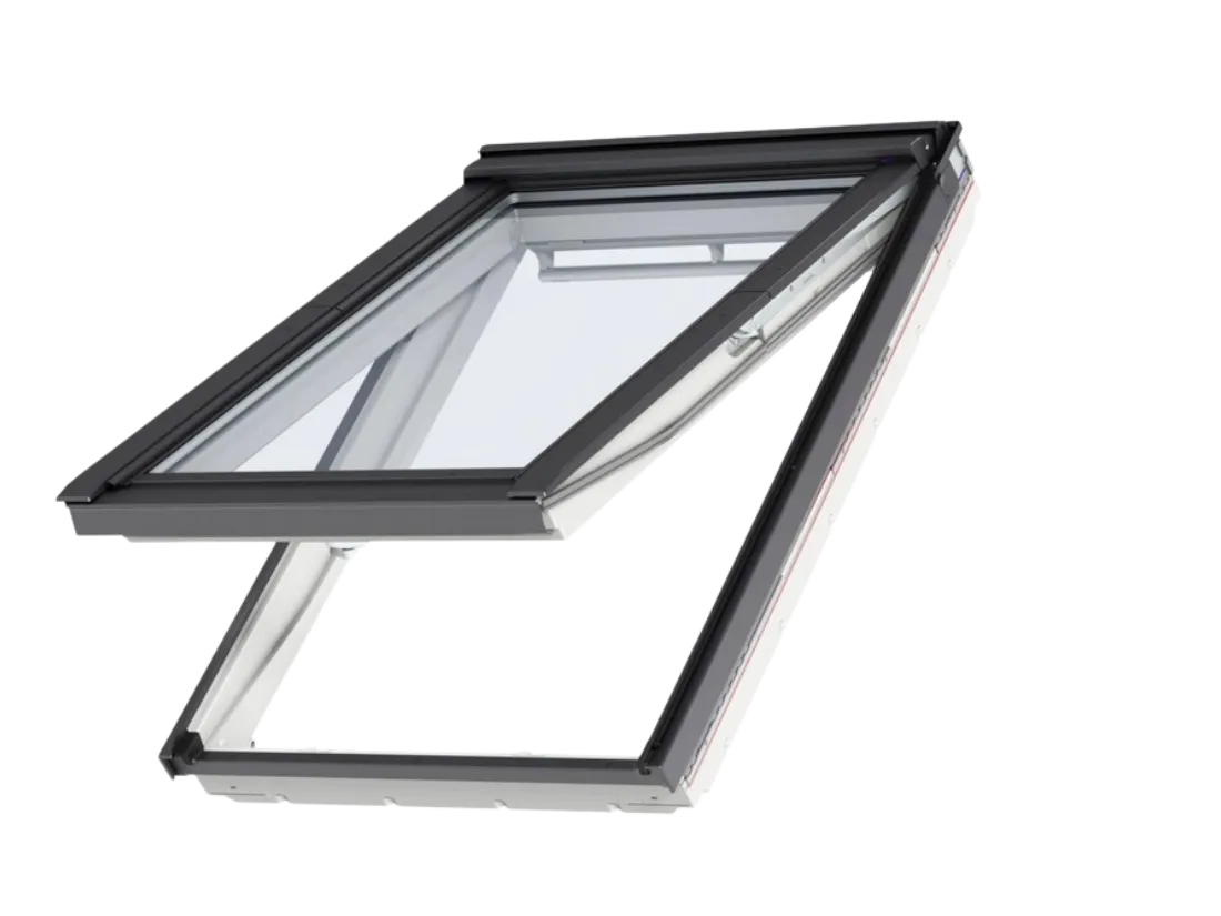 Bílé výklopně-kyvné střešní okno VELUX, pohled zvenku. Součást podkrovní rekonstrukce.