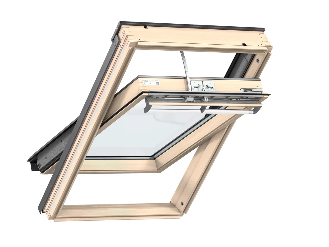 Elektricky ovládané dřevěné kyvné okno VELUX, pohled zevnitř. Produkt značky VELUX v nabídce firmy.