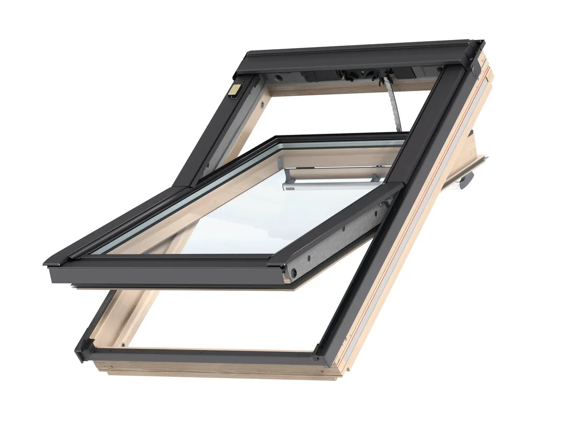 Elektricky ovládané dřevěné kyvné okno VELUX, pohled zvenku. Instalace prováděná proškoleným technikem.