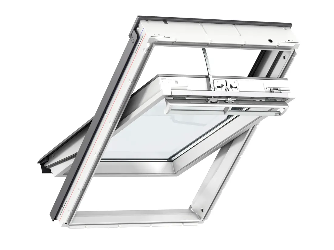 Solární kyvné střešní okno VELUX v bílém provedení, pohled zevnitř. Řešení pro prosvětlení podkroví.