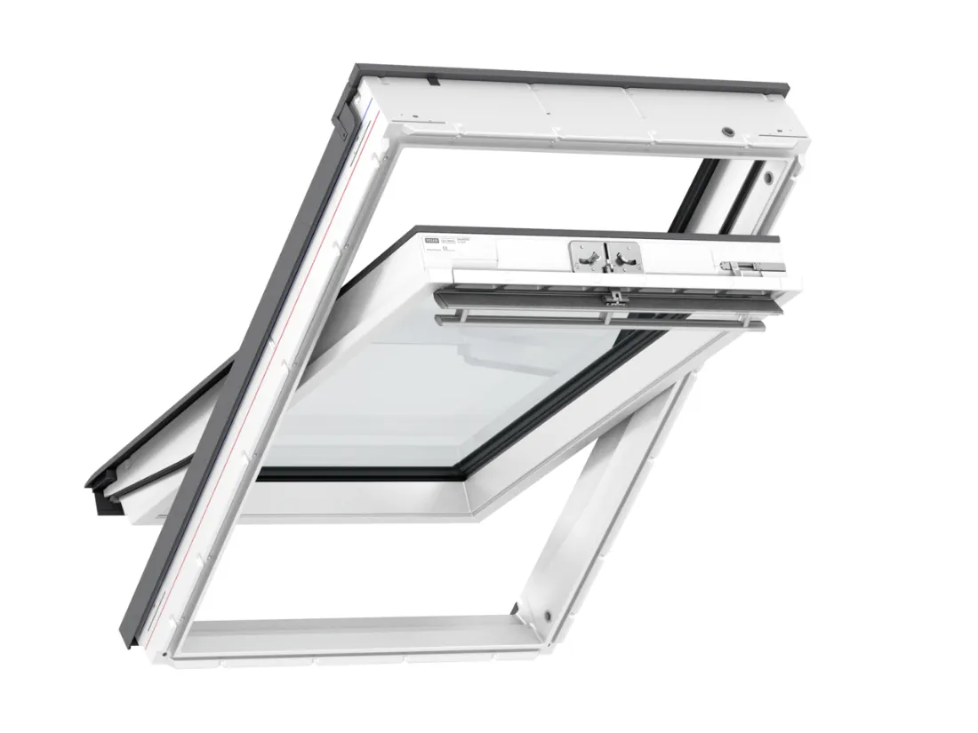 Manuální dřevěné kyvné střešní okno VELUX, pohled zevnitř. Produkt značky VELUX v nabídce firmy.