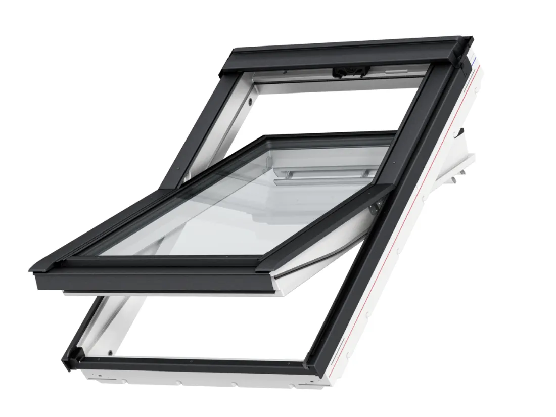 Manuální dřevěné kyvné střešní okno VELUX, pohled zvenku. Instalace prováděná proškoleným technikem.