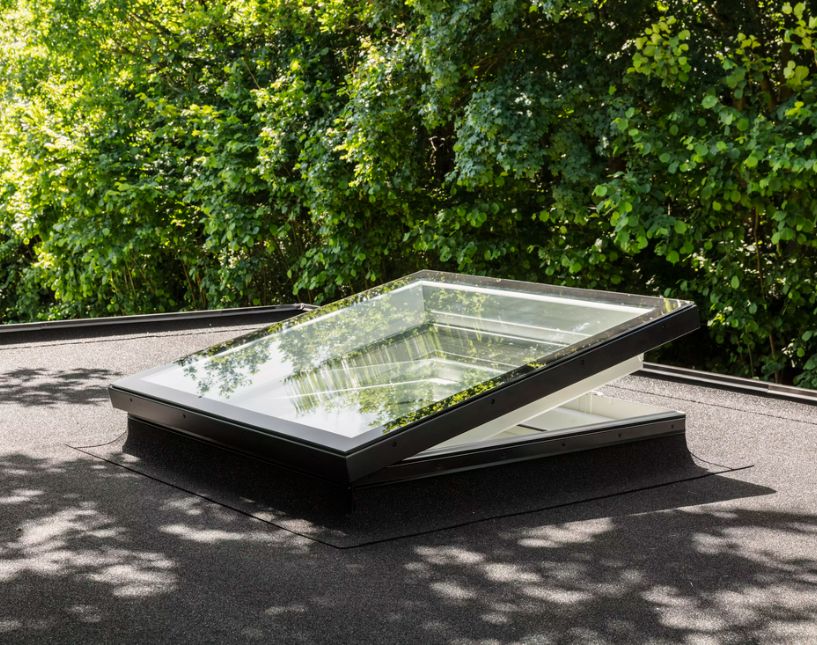 Střešní světlík s plochým zasklením. Instalace prováděná proškoleným technikem. Produkt značky VELUX v nabídce firmy.